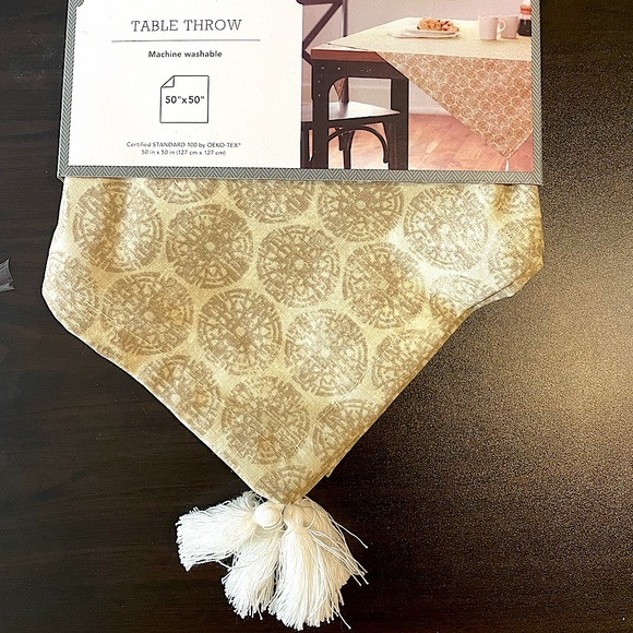 Table Cover / Table Throw with Tassels - Picture 1 of 4